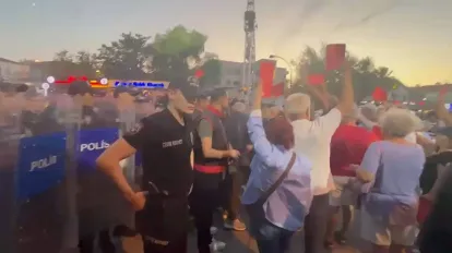Foça’da AK Parti’ye Geçen Belediye Başkanı Saniye Bora Fıçı’ya "Kırmızı Kartlı" Protesto
