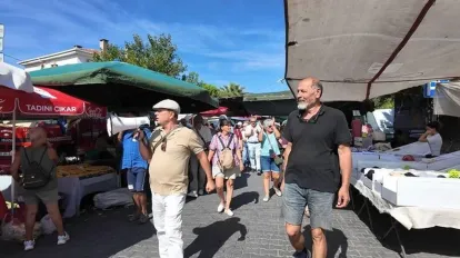 Foçalılardan Belediye Başkanı Fıçı'ya Tepki: Pazar Yerinde İstifaya Davet Edildi
