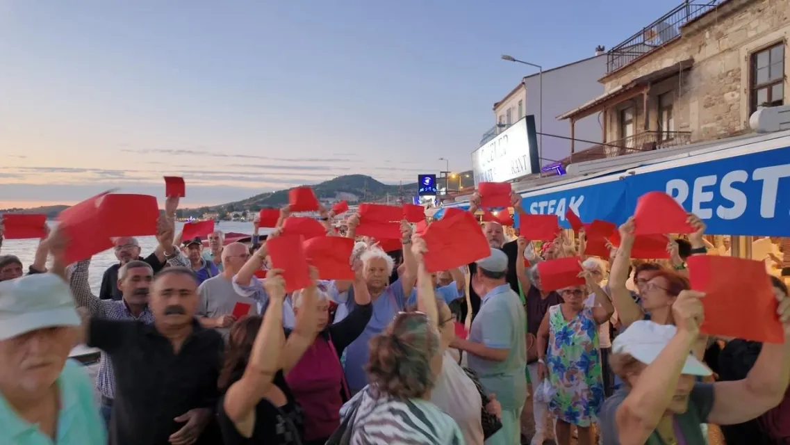 AK Parti’den Foça’daki Protestoya Sert Tepki: "Yüzde 80'i Dışarıdan Gelme İstemezükçüler"