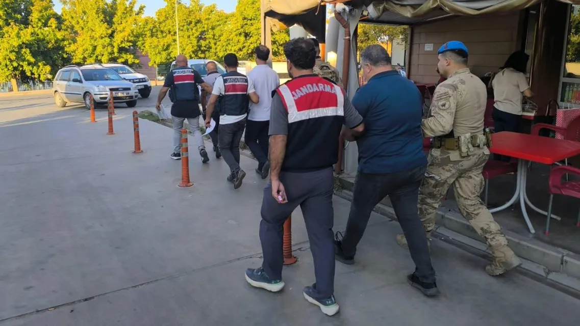 İzmir'de FETÖ Operasyonu: 21 Gözaltı