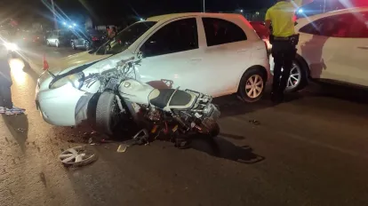 İzmir’de Motosiklet Otomobile Ok Gibi Saplandı