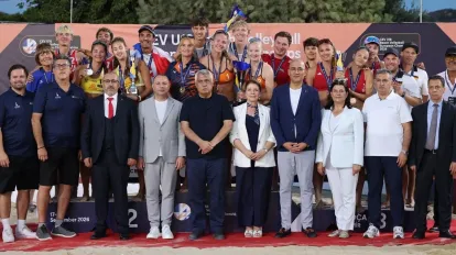 Foça’da Plaj Voleybolu Heyecanı: Avrupa Şampiyonları Hollanda ve Avusturya