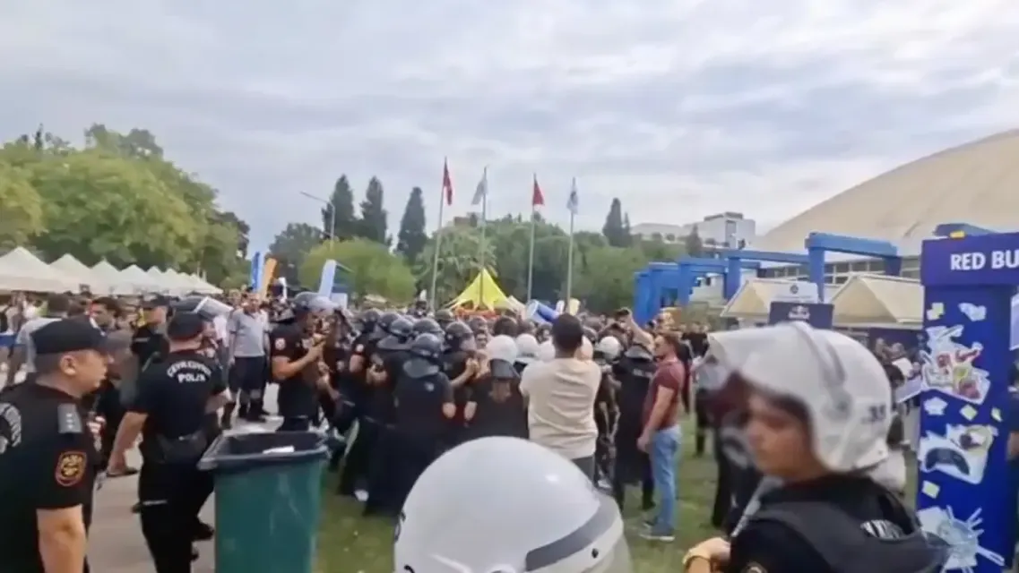 Ege Üniversitesi'nde Öğrenci Stantlarına Müdahale: 27 Öğrenci Gözaltına Alındı