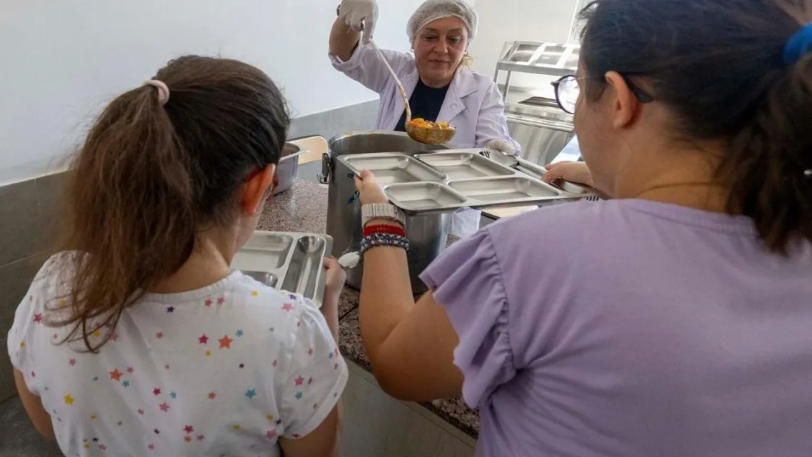 İzmir Büyükşehir’den Özel Gereksinimli Öğrencilere Sıcak Yemek Desteği