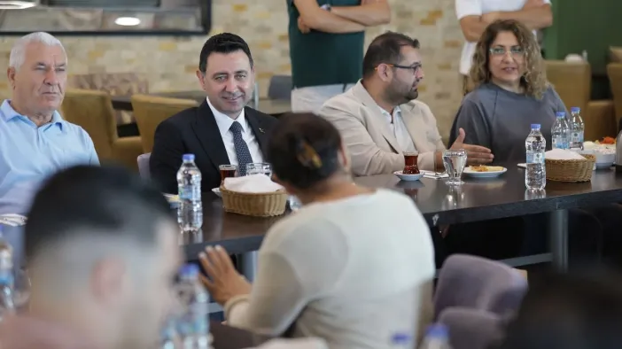 Başkan Önal Muhtarlarla Buluştu: Bayraklı’nın İhtiyaçları Masaya Yatırıldı