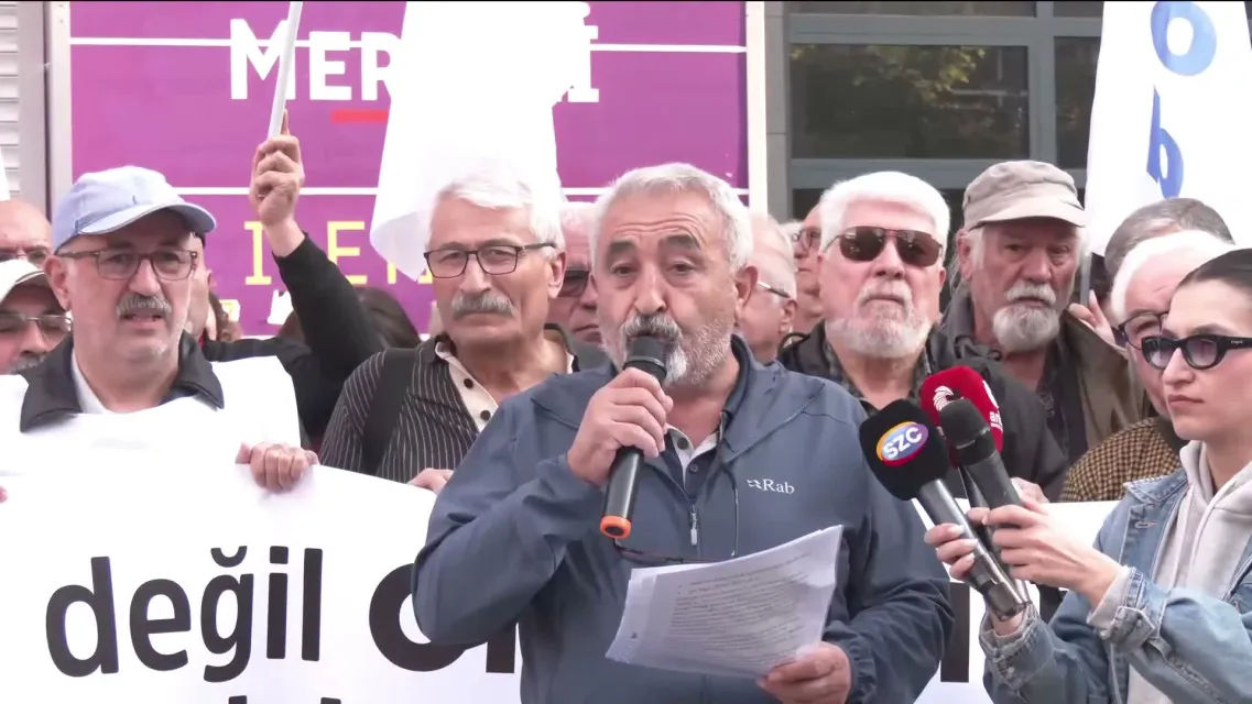Tüm Emekliler Sendikası'ndan Sakarya Caddesi'nde Eylem: "Geçinemiyoruz, Artık Yeter"