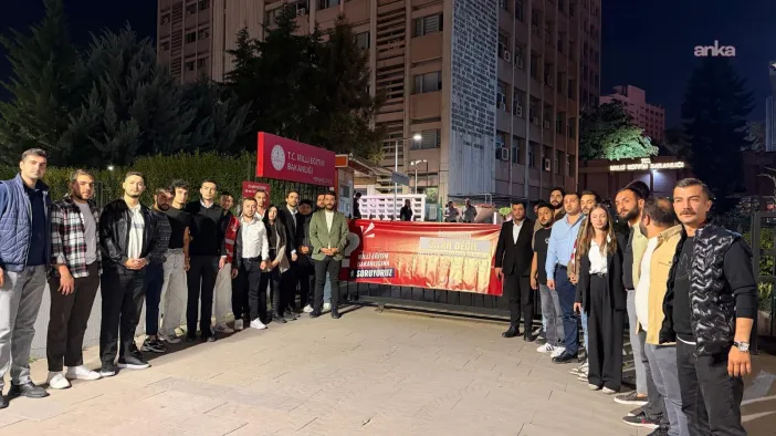 CHP Gençlik Kolları’ndan MEB Önünde Eylem: "Okullarda Silah Değil, Gelecek Umudu Olmalı"