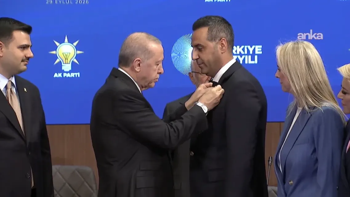 Erdoğan Rozeti taktı... Başkan Yıldız AK Parti'de!