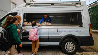 İzmir Büyükşehir Belediyesi'nden Okullara Beslenme Desteği: Her Gün 2 Bin Öğrenciye Ulaştırılıyor