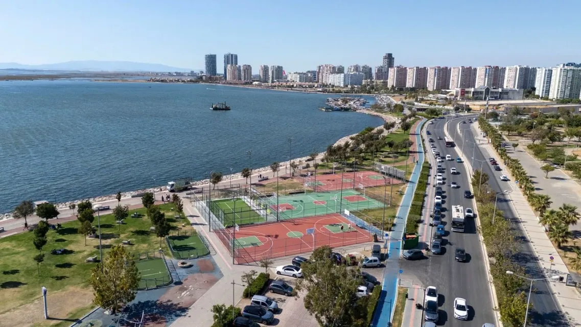 İzmir Büyükşehir Belediyesi'nden Bostanlı'ya İki Yeni Padel Kortu
