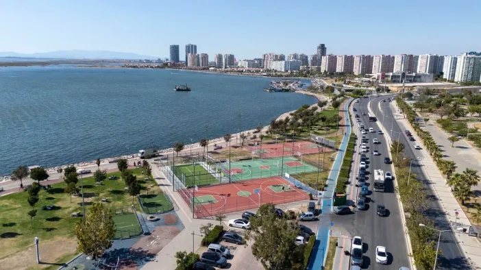 İzmir Büyükşehir Belediyesi'nden Bostanlı'ya İki Yeni Padel Kortu