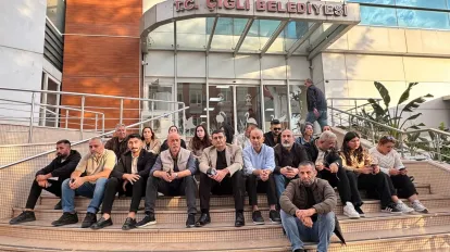 CHP Çiğli İlçe Örgütü'nden Belediye Önünde Eylem: "Yıldız Oy Aldığı Kitleye İhanet Etti"
