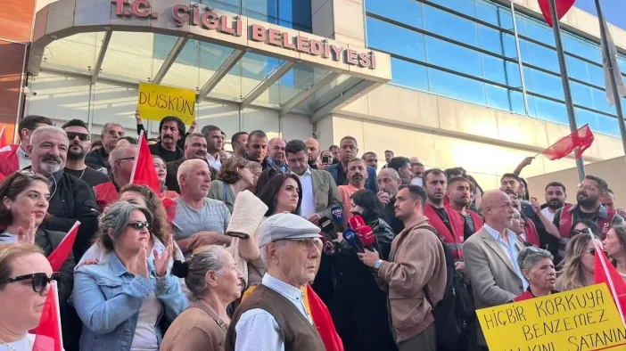 Çiğli Belediyesi Önünde Protesto: CHP İlçe Başkanlığından Parti Değiştiren Yıldız’a Sert Sözler