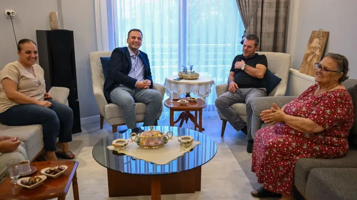 Bornova Belediye Başkanı Eşki’den Yangında Evleri Hasar Gören Aileye Ziyaret
