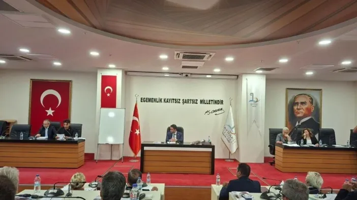 Bayraklı Belediye Meclisi'nde YENİ Parti-CHP Tartışması: ‘Şeref’ Sözleri Salonu Karıştırdı