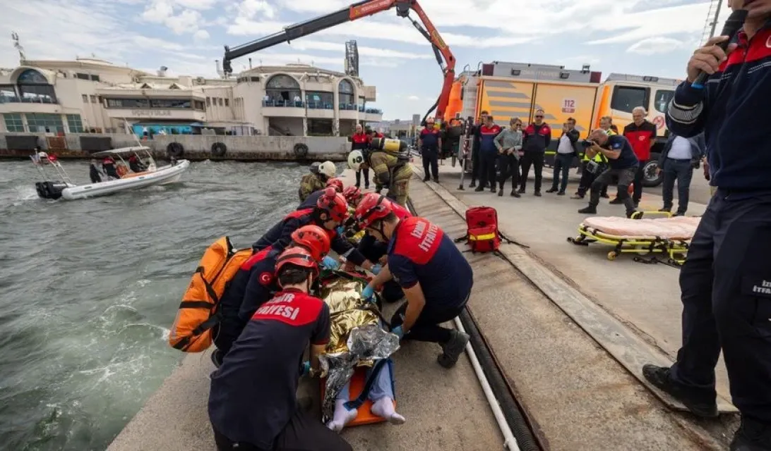 İzmir Körfezi'nde Arabalı Yolcu Gemisinde Nefes Kesen Yangın Tatbikatı