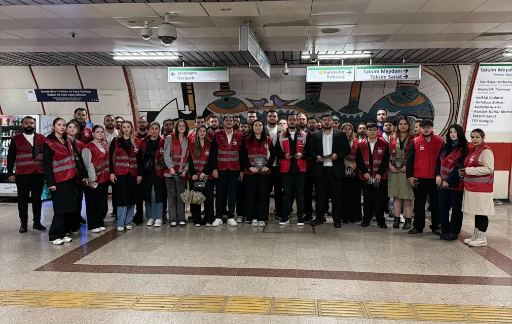 CHP İstanbul İl Gençlik Kolları'ndan Metroda Saha Çalışması