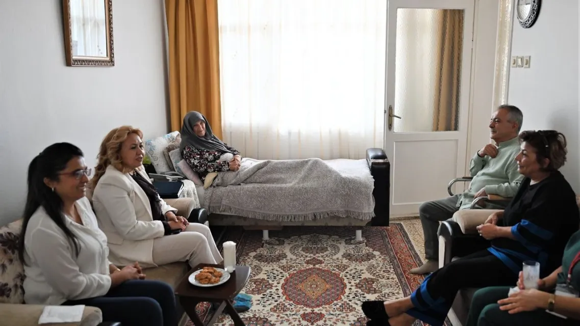 Bornova’nın Çınarlarına Anlamlı Ziyaret: "En Büyük Hazine Ulu Çınarlarımızdır"