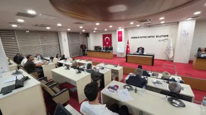 Bayraklı Belediye Meclisi'nde CHP’li Mehmet Toptaş’tan Sert Çıkış: Salonda Tansiyon Yükseldi
