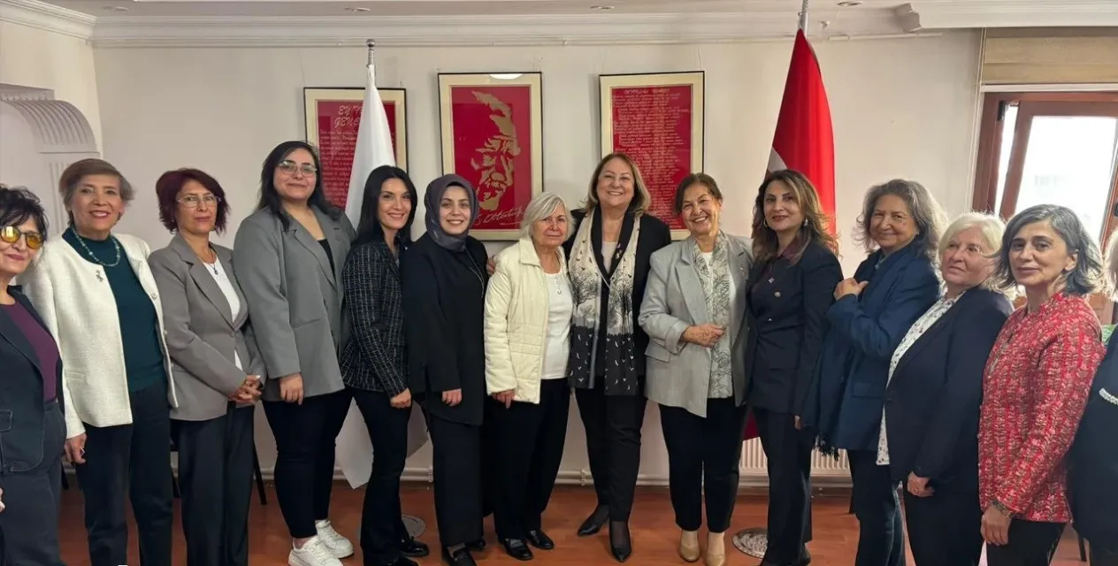 CHP Kadın Kolları Genel Başkanı Ayten Gülsever ve Yöneticiler Cumhuriyet Kadınları Derneği’ne Katıldı