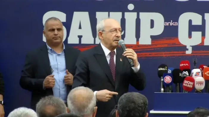Kılıçdaroğlu, Mersin Büyükşehir Belediyesi önünde konuşuyor