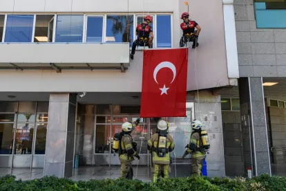 İzmir İtfaiyesi'nden Nefes Kesen Tatbikat: 18 Metrelik Tünelle Hayat Kurtarıldı