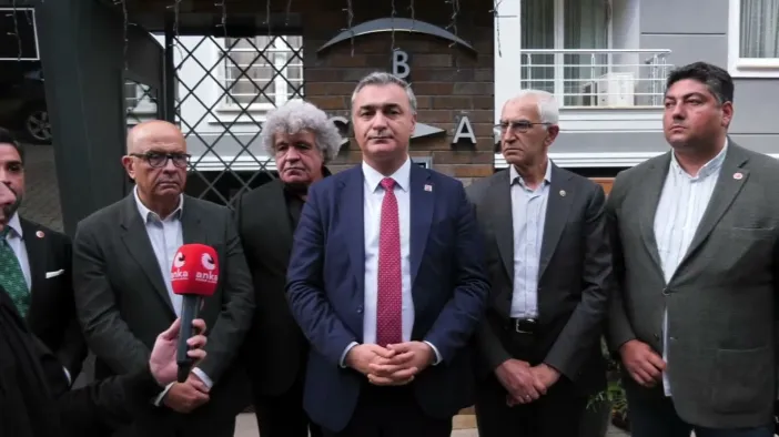 CHP Sözcüsü Müslim Sarı'dan Gözaltındaki Eyüpsultan Belediye Başkanı Özmen'in Ailesine Ziyaret