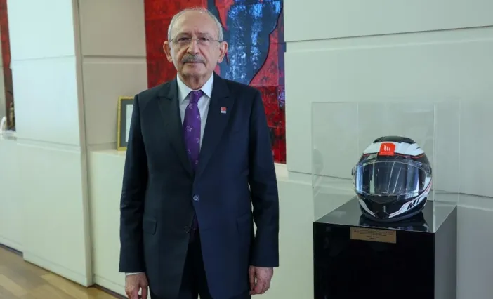 Kemal Kılıçdaroğlu, Yaşamını Yitiren Motokurye Murat Can Pekeroğlu'nun Kaskını Makam Odasına Yerleştirdi