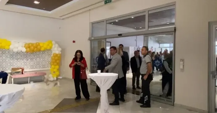 YENİ Parti Karabağlar Kongresi'nde Liste Krizi Patlak Verdi: Delege Salonda Liste Yırttı!