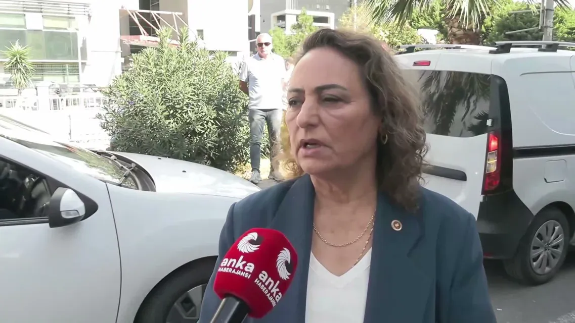 CHP’li Vekillerden Mersin Adliyesi Önünde Sert Tepki: “Belediye Başkanlarımız Derhâl Serbest Bırakılsın!”