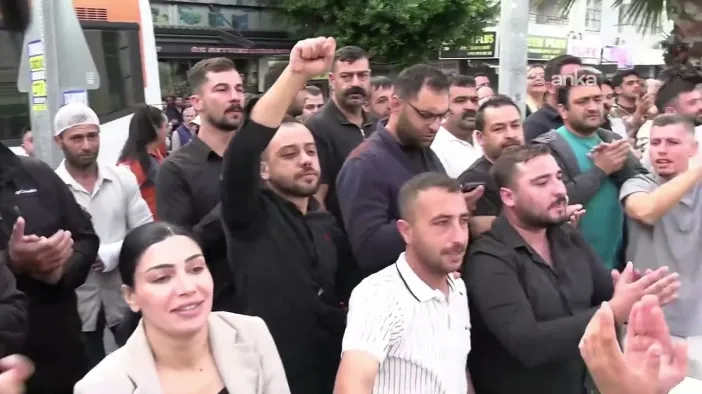 Adliye Önünde Vahap Seçer’e Dev Destek: “Mersin Burada, Başkanının Yanında!”