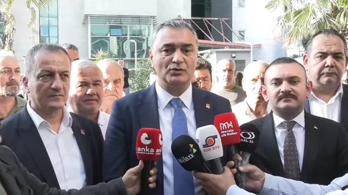 CHP Sözcüsü Müslim Sarı’dan Mersin Adliyesi Önünde Sert Açıklama: “Kayırma İstemiyoruz, Hukuk Herkese Eşit İşlesin!”
