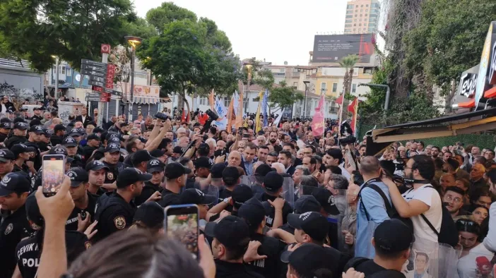 İzmir’de Siyasi Transfer Tepkisine Polis Engeli: Alsancak’ta Gerginlik!