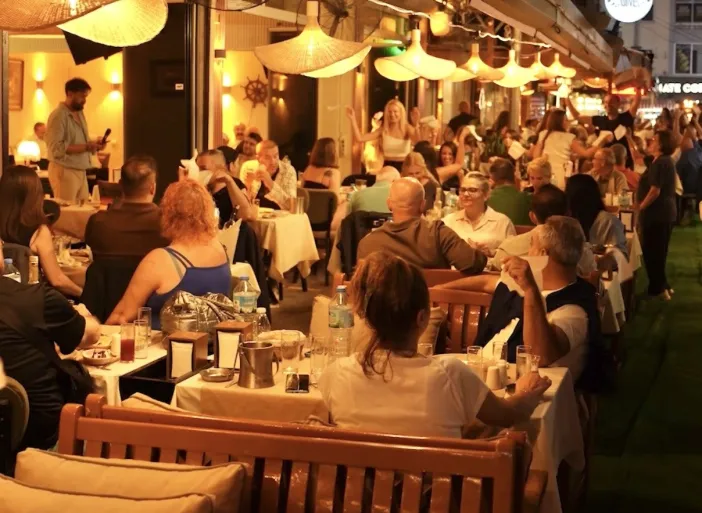 Alsancak Olive Meyhane’de Unutulmaz Bir Akşam: Lezzet, Eğlence ve Samimi Hizmet!