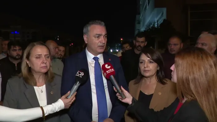 CHP Sözcüsü Müslim Sarı’dan Mersin Adliyesi Önünde Tutuksuz Yargılama Çağrısı