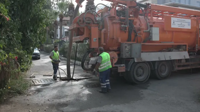 İzmir’de Kış Öncesi Yağmur Suyu Izgaraları Temizleniyor: 11 İlçede Dev Mesai!