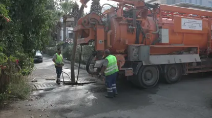 İzmir’de Kış Öncesi Yağmur Suyu Izgaraları Temizleniyor: 11 İlçede Dev Mesai!