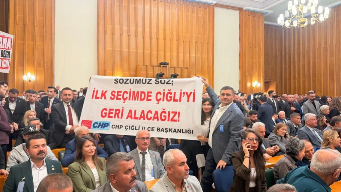Çiğli CHP’den Grupta Dikkat Çeken Pankart: "İlk Seçimde Çiğli’yi Geri Alacağız!"