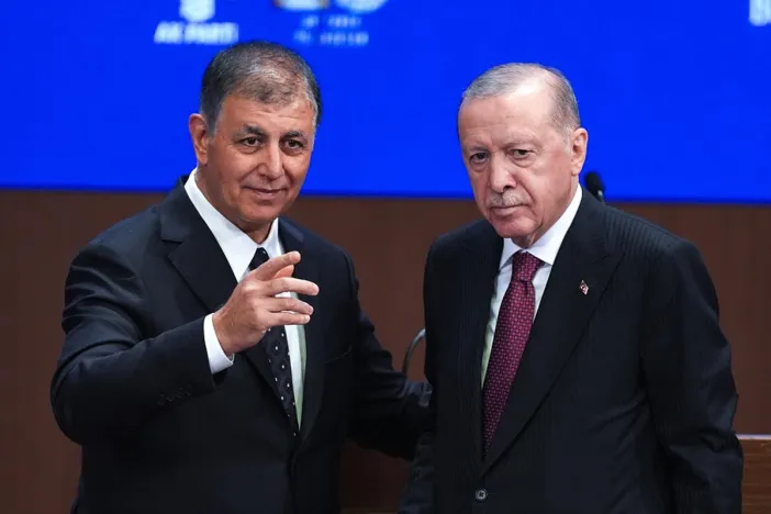 Rozeti Takılan Cemil Tugay'dan Açıklama: "Ben Çok Huzurluyum, İnanın İzmir Bir Anda Rahatlayacak!"