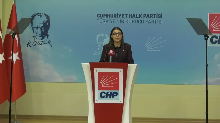 CHP Gençlik Kolları Başkanı Berfin Karan'dan Yurt ve Burs Tepkisi: "Karnı Aç Öğrenci Geleceğini Nasıl Planlasın?"