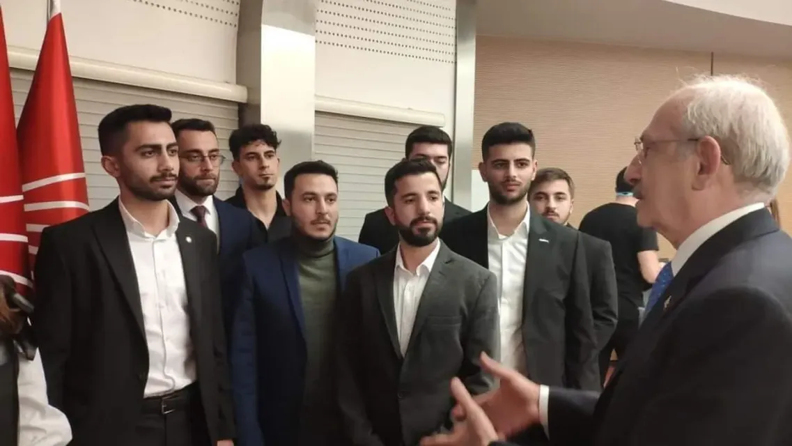 CHP Gençlik Kolları MYK Üyesi Canberk Keskin'den Siyasi Yozlaşma Analizi: "Kayıt Dışı Siyaset ve Meşruiyet Krizi"