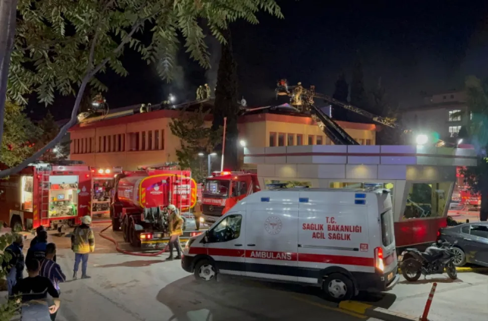 İstanbul Kartal'da Korkutan Yangın: Koşuyolu Hastanesi'nin Ek Binasında Alevler Yükseldi!