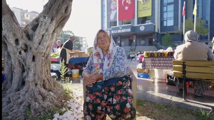 Buca’da Üreten Kadınlar Hem Kazanıyor Hem Güçleniyor: Mesude Teyze’nin Azim Dolu Hikâyesi!