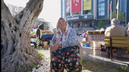 Buca’da Üreten Kadınlar Hem Kazanıyor Hem Güçleniyor: Mesude Teyze’nin Azim Dolu Hikâyesi!