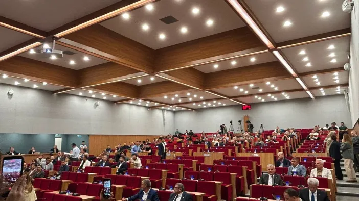 İzmir Büyükşehir Meclisi'nde Cemil Tugay Boykotu: Yetersiz Çoğunluk Nedeniyle Oturum Ertelendi!