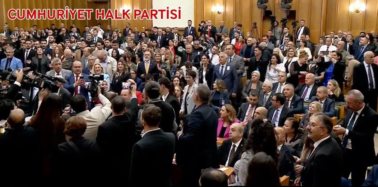 TBMM Grup Salonunda Katılım Farkı: CHP Katında Yoğun Kalabalık, YENİ Parti'de Boş Koltuklar Dikkat Çekti!