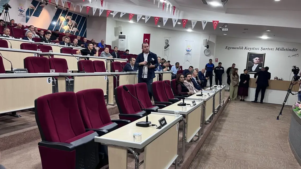 Çiğli’de AK Parti Boykotu Sürüyor: Meclis Toplantısı Yine Ertelendi!