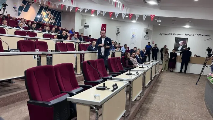 Çiğli’de AK Parti Boykotu Sürüyor: Meclis Toplantısı Yine Ertelendi!