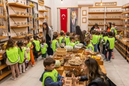 Bornova’nın Minikleri 50 Zeytin Fidanını Toprakla Buluşturdu!