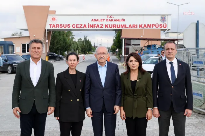 Kemal Kılıçdaroğlu’ndan Tarsus Cezaevi’ne Kritik Ziyaret: Tutuklu Başkanlar Seçer ve Özyiğit’le Görüştü